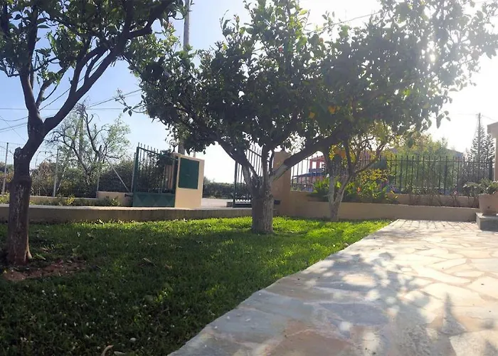 Strelitzia Apartment *