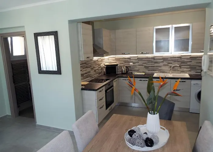 Strelitzia Apartment *